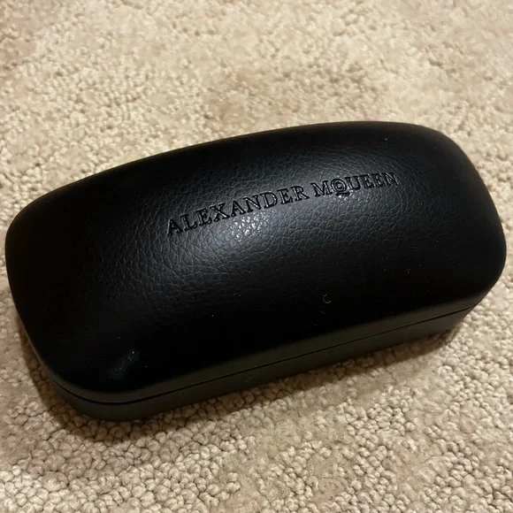 ALEXANDER MCQUEEN MCQ LARGE BLACK SUNGLASSES CASE HARD SHELL WITH CLEANING CLOTH ALEXANDER MCQUEEN MCQ LARGE BLACK SUNGLASSES CASE HARD SHELL  main image 3
